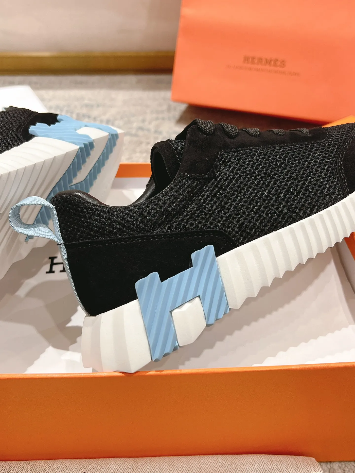 👟👟Ex-factory price 640👟👟 ‼ ️Top version 2024ss Hermès/Hermès new arrival in early autumn, casual shoes for couples👟Color-blocking design MM style, advanced fashion, simple and advanced, casual matching, very light and comfortable on the feet 🔘Upper: suede/cowhide 🔘Inner: sheepskin 🔘Outsole: original PU foam molding outsole 🔘Number of sizes: Women’s size 35-42 (40.41.42, custom made, non-refundable) Men’s size 39-46 (45.46, custom made, non-refundable) 🎁Original exquisite packaging